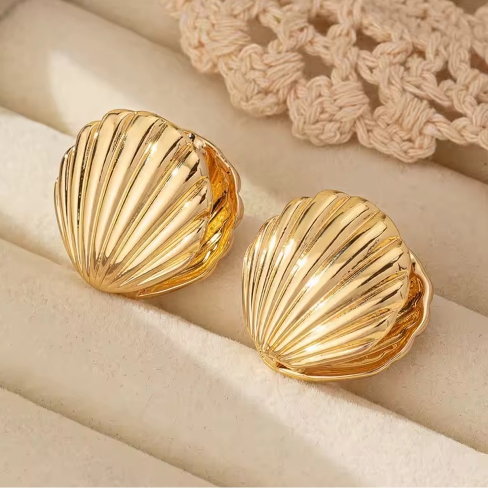 Gold Shell Earrings 🐚